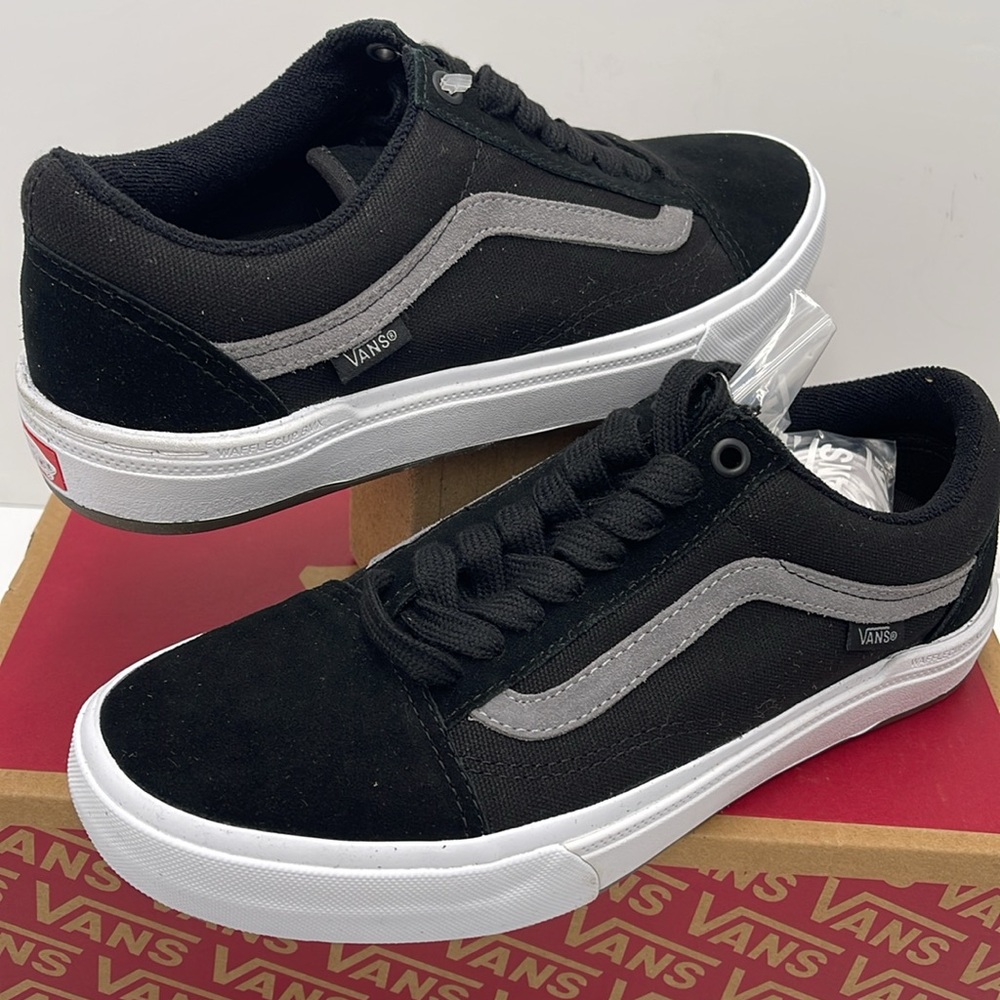 Vans WMNS Black and Gray Sneakers Bmx Old Skool
Black/Gray/White
VN0A5JIP9BG - Picture 10 of 16
